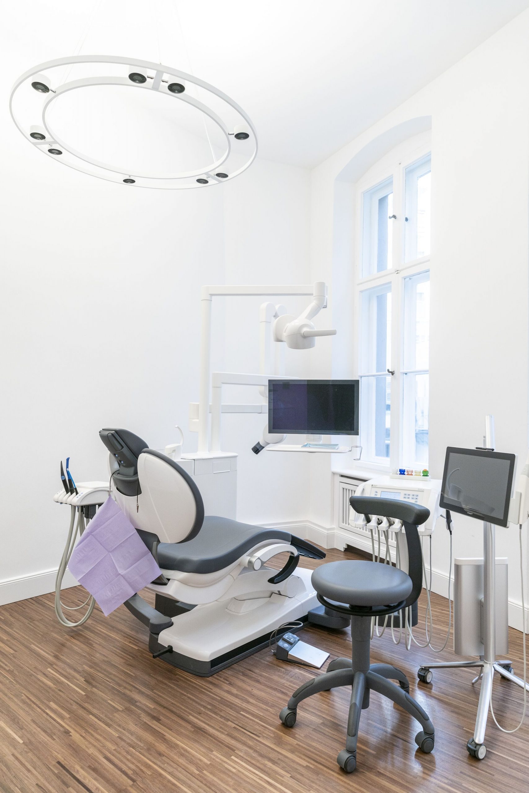 Graues Behandlungszimmer